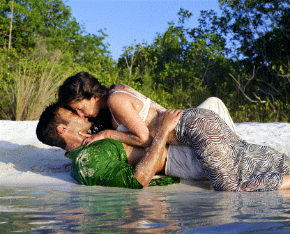 Couple-kissing-on-beach.gif